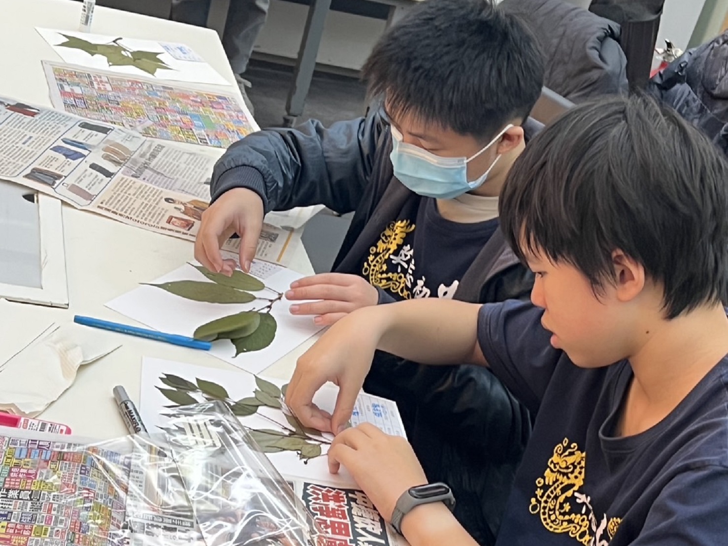 08_參觀新竹241藝術空間,脫下鞋子入展間與作品互動